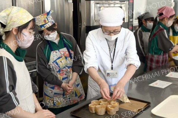 アドバイスで「おからマフィンづくり」に挑戦する生徒ら