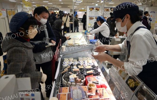 初日から大勢の買い物客でにぎわった会場