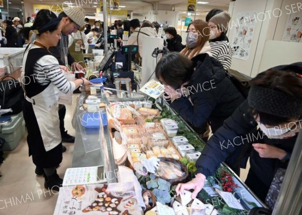 多くの買い物客でにぎわった会場