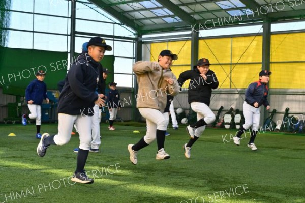 上手く跳べてる！？「ファイターズ野球教室」（ミルクランド北海道主催）で、スキップの練習に奮闘する子どもたち（１８日、白樺学園高校野球部の室内練習場で。金野和彦撮影）
