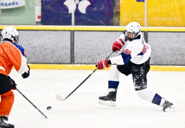 【準々決勝・全十勝Ａ－八戸第二】第３ピリオド８分、全十勝Ａの大倉颯馬（右）がゴールを決める