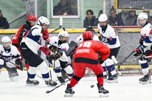 【準決勝・全十勝Ａ－釧路鳥取】釧路鳥取の猛攻を防ぐ全十勝Ａの選手たち