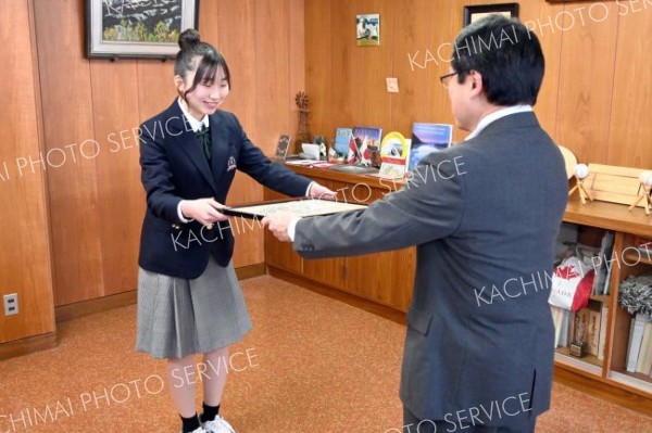 表彰状が贈られる