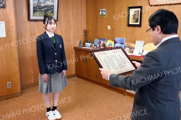 表彰状が贈られる