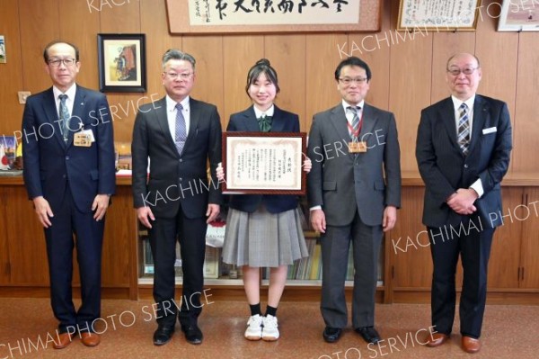 表彰状が贈られる