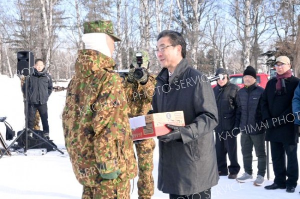 帯広市長が氷まつりで陸自隊員などを激励