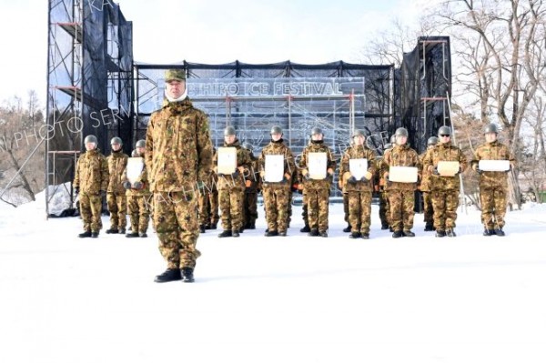 激励に対して感謝を述べる隊員ら