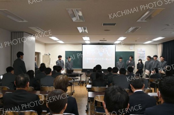 会場からの質問に答える発表者