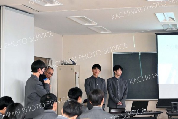 ２年生から質問を受ける発表者