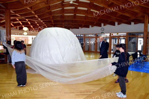 バルーンマンションの製作を体験する陸別小の５年生児童（昨年１２月１６日）