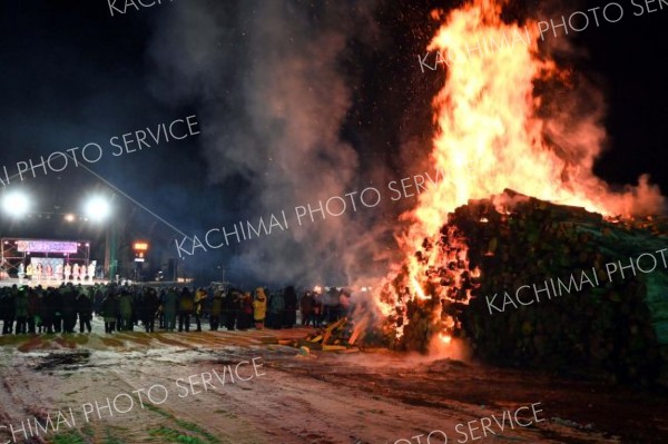 巨大かがり火「命の火」は、人間耐寒テスト参加者の心身の支えとなる