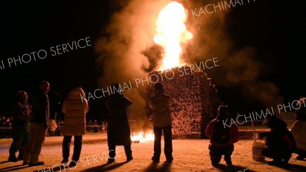 巨大かがり火「命の火」は、人間耐寒テスト参加者の心身の支えとなる