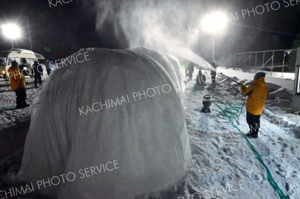 人間耐寒テストで使われる「バルーンマンション」は、膨らませた巨大風船に不織布をかぶせ、水を何度も掛けながら３～４週間ほど掛けて作る