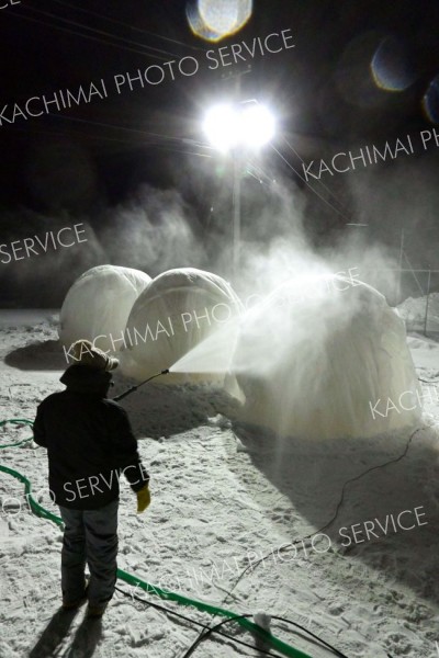 人間耐寒テストで使われる「バルーンマンション」は、膨らませた巨大風船に不織布をかぶせ、水を何度も掛けながら３～４週間ほど掛けて作る