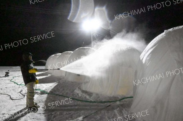 人間耐寒テストで使われる「バルーンマンション」は、膨らませた巨大風船に不織布をかぶせ、水を何度も掛けながら３～４週間ほど掛けて作る