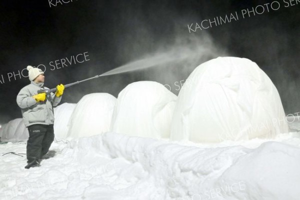 人間耐寒テストで使われる「バルーンマンション」は、膨らませた巨大風船に不織布をかぶせ、水を何度も掛けながら３～４週間ほど掛けて作る