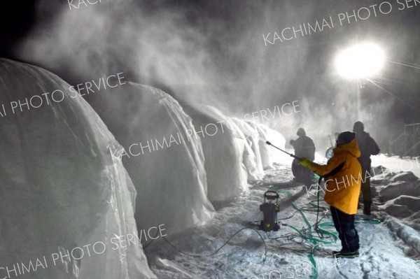 人間耐寒テストで使われる「バルーンマンション」は、膨らませた巨大風船に不織布をかぶせ、水を何度も掛けながら３～４週間ほど掛けて作る