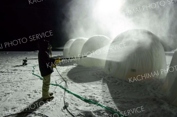 人間耐寒テストで使われる「バルーンマンション」は、膨らませた巨大風船に不織布をかぶせ、水を何度も掛けながら３～４週間ほど掛けて作る