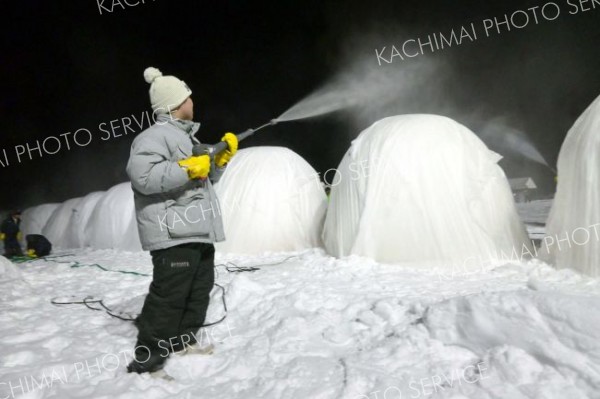 人間耐寒テストで使われる「バルーンマンション」は、膨らませた巨大風船に不織布をかぶせ、水を何度も掛けながら３～４週間ほど掛けて作る