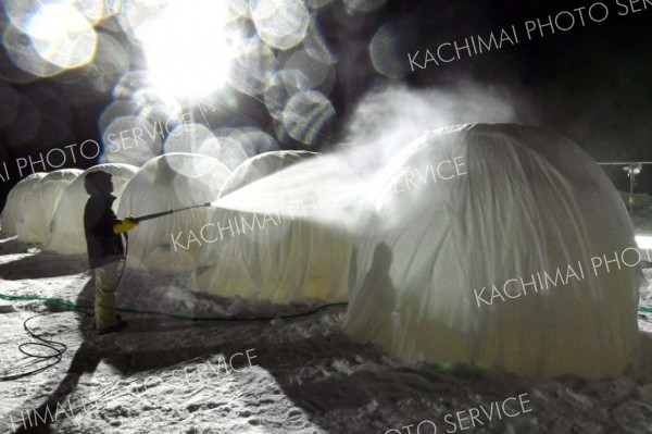 人間耐寒テストで使われる「バルーンマンション」は、膨らませた巨大風船に不織布をかぶせ、水を何度も掛けながら３～４週間ほど掛けて作る