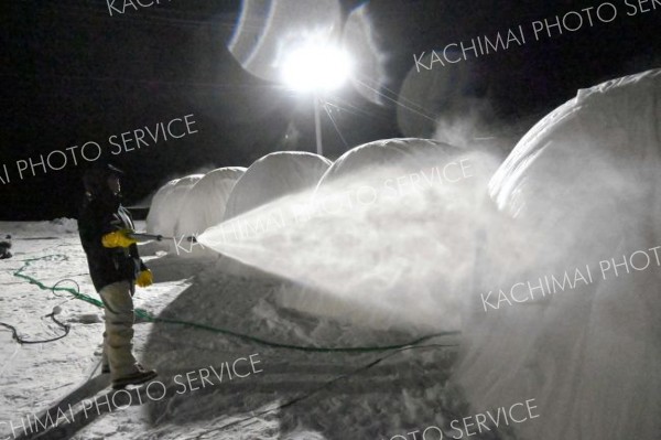 人間耐寒テストで使われる「バルーンマンション」は、膨らませた巨大風船に不織布をかぶせ、水を何度も掛けながら３～４週間ほど掛けて作る