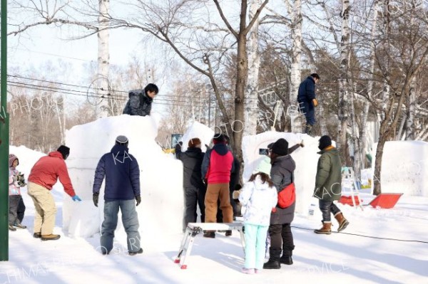 氷点下の下、氷雪像制作に励む参加者ら（平栗玲香通信員撮影）