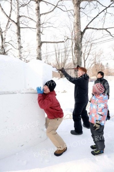 氷点下の下、氷雪像制作に励む参加者ら（平栗玲香通信員撮影）