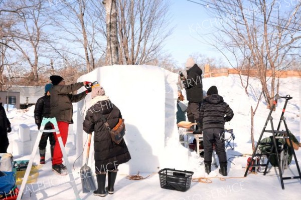 氷点下の下、氷雪像制作に励む参加者ら（平栗玲香通信員撮影）