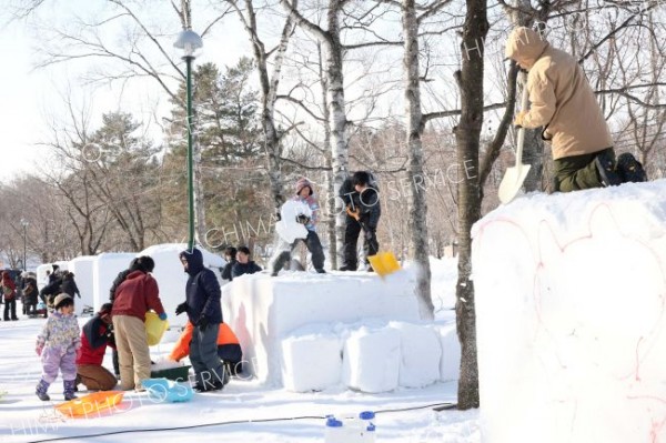 氷点下の下、氷雪像制作に励む参加者ら（平栗玲香通信員撮影）