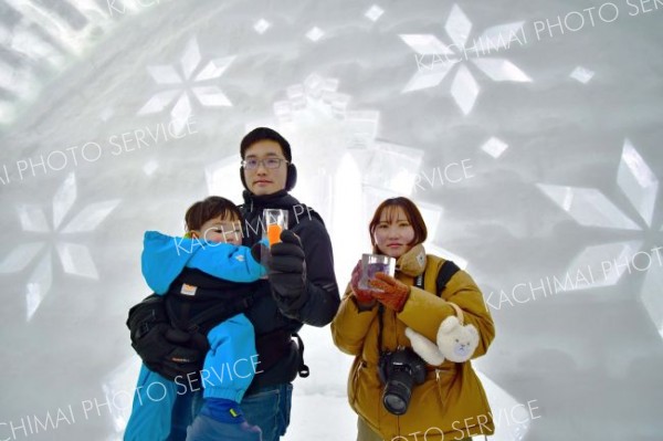 アイスグラスを手に、アイスバーを満喫する来場者（２４日午前１０時５０分ごろ）