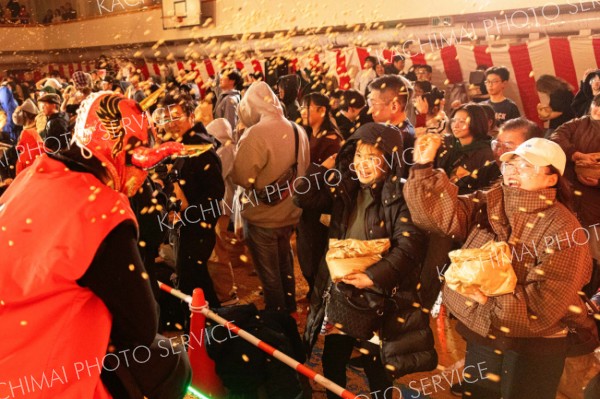 １３００人、豆３トンで鬼退治　過去最大級のほんべつ豆まかナイト