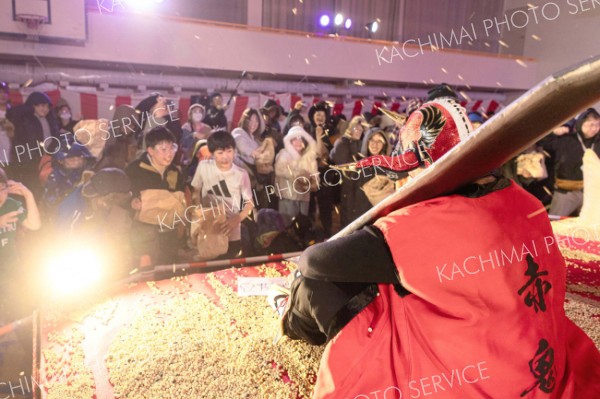 福を呼び込もうと、鬼役に向かって一心不乱に豆を投げつけた「激！豆まき」