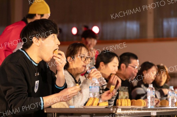 <strong>＜早食い＞</strong><br>おやき５個の早食い初企画「秒速グルメバトル」も盛り上がった