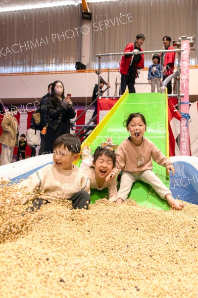 <strong>＜豆滑り台＞</strong><br>豆が流れる中で滑り台を降りる「豆スライダー」も人気を集めた