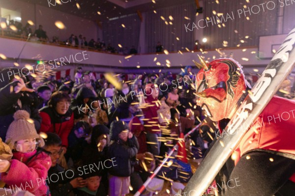 福を呼び込もうと、鬼役に向かって一心不乱に豆を投げつけた「激！豆まき」