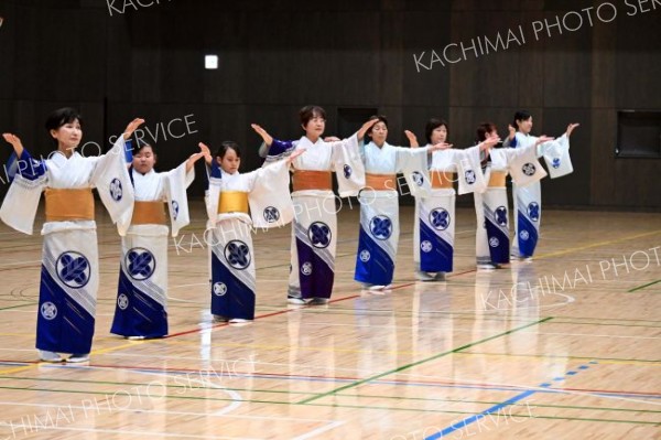 十勝小唄を踊る初級免許授与者の８人