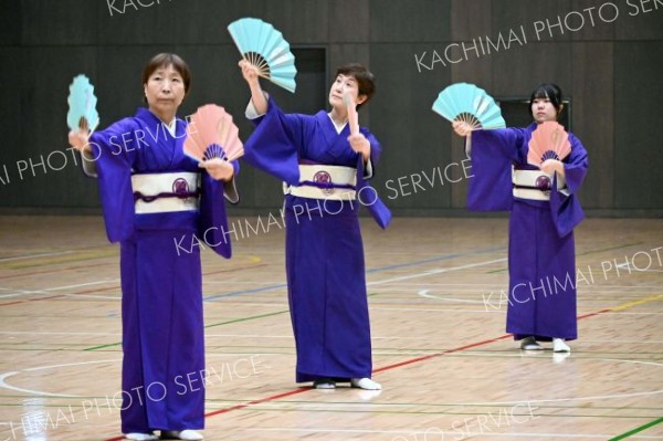 大黒舞を踊る名取免許授与者の３人