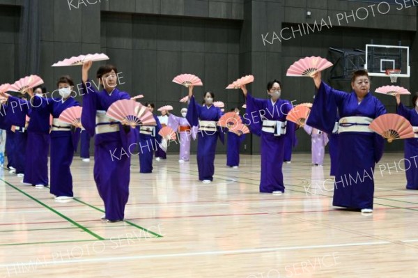 扇子を手に踊る参加者