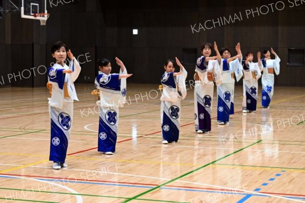十勝小唄を踊る初級免許授与者の８人