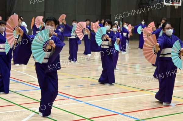 扇子を手に踊る参加者