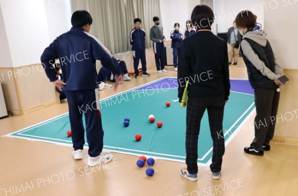 ボッチャに挑戦する生徒