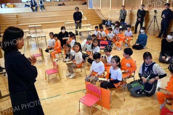 園児手作りの木製楽器で合奏　指導の帯広大谷短大生と交流も