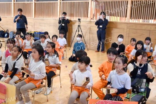 帯広大谷短大の学生にアドバイスをもらって作ったウッドトーンチャイムで演奏する園児ら