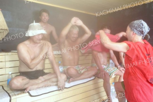 くったり湖畔のサウナで熱波を浴びる参加者ら（２５日午前１１時２０分ごろ、助川かおる通信員撮影）
