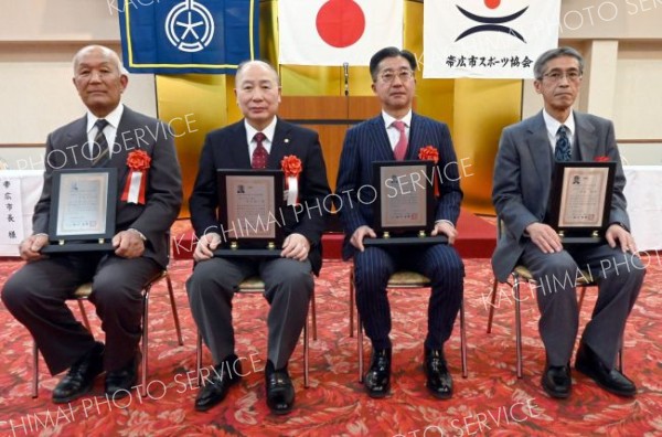 功労賞受賞者（左から）宮部氏、鈴木氏、佐伯氏、菊池氏