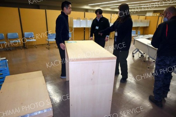 期日前投票所の開設に向け、業者から備品を受け取り準備を進める市職員（２３日、帯広市役所）