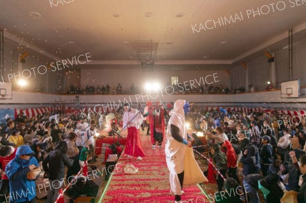 約３トンの豆が乱れ飛んだ「ほんべつ豆まかナイト」（佐藤有将通信員撮影）