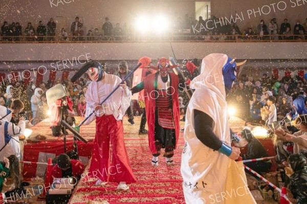 約３トンの豆が乱れ飛んだ「ほんべつ豆まかナイト」（佐藤有将通信員撮影）