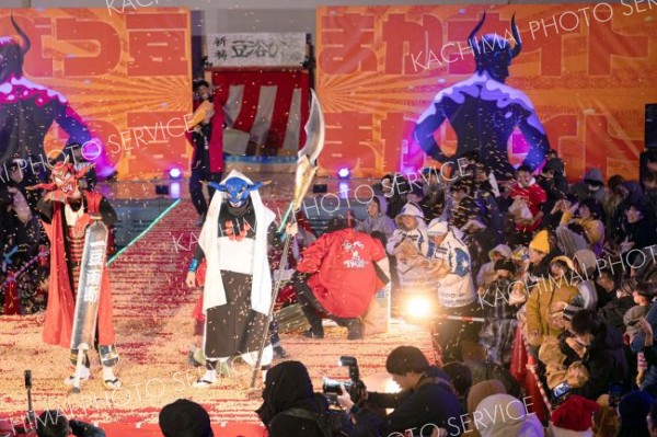 約３トンの豆が乱れ飛んだ「ほんべつ豆まかナイト」（佐藤有将通信員撮影）