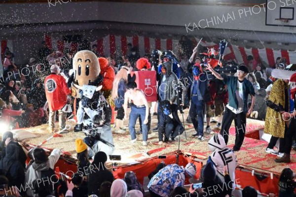 約３トンの豆が乱れ飛んだメインイベント「激！豆まき」